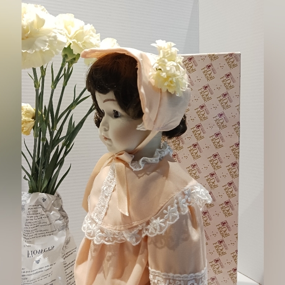 Schmid - 1984 Porcelain Music Box Doll - Picture 1 of 9